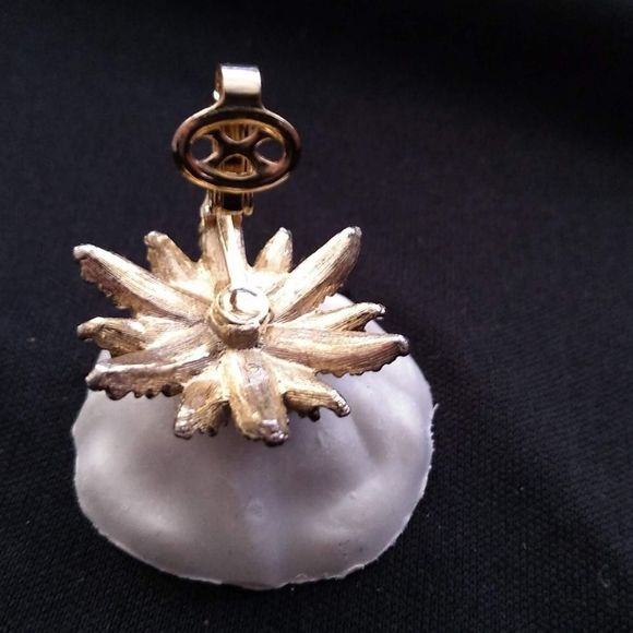 Vintage Avon Sunburst Earrings,Signed 'AVon ©'. - Picture 6 of 6